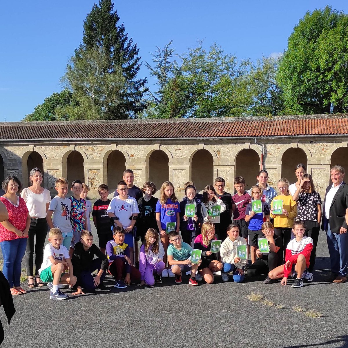 PoleChartreuse's tweet image. Nos élèves de 6ème 2 ont reçu la visite ce matin des conseillers départementaux Blandine Deleau-Ferret et Gilles Delabre. Ils sont venus distribuer à tous les élèves de 6ème des stylos offerts par le #Département ainsi qu&apos;un livret de bienvenue aux nouveaux #collégiens.