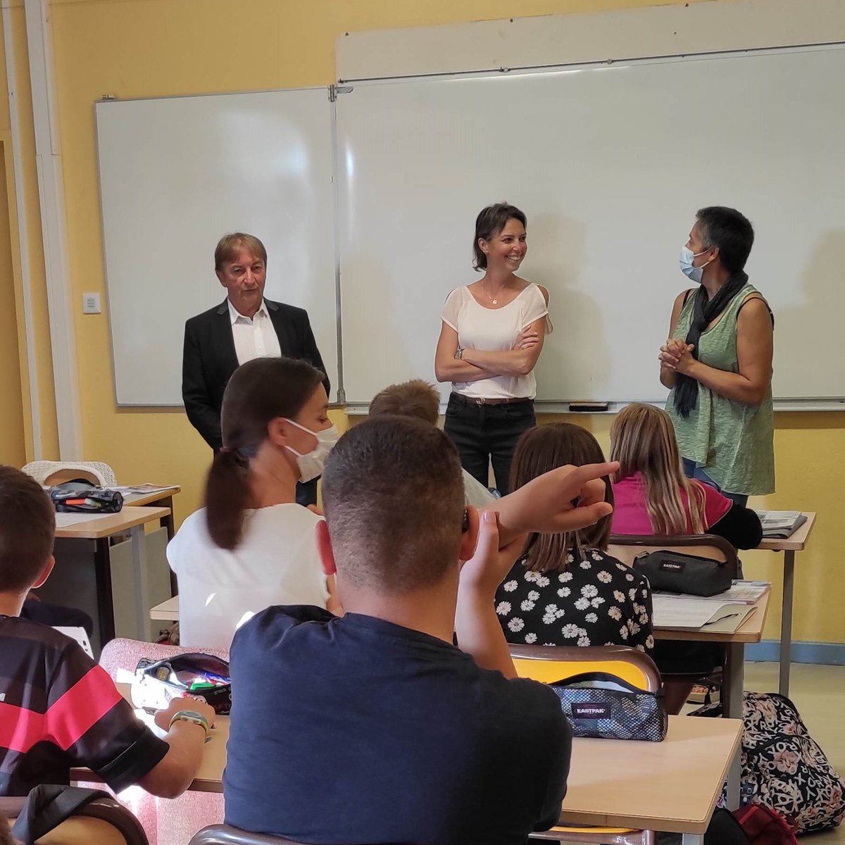 PoleChartreuse's tweet image. Nos élèves de 6ème 2 ont reçu la visite ce matin des conseillers départementaux Blandine Deleau-Ferret et Gilles Delabre. Ils sont venus distribuer à tous les élèves de 6ème des stylos offerts par le #Département ainsi qu&apos;un livret de bienvenue aux nouveaux #collégiens.