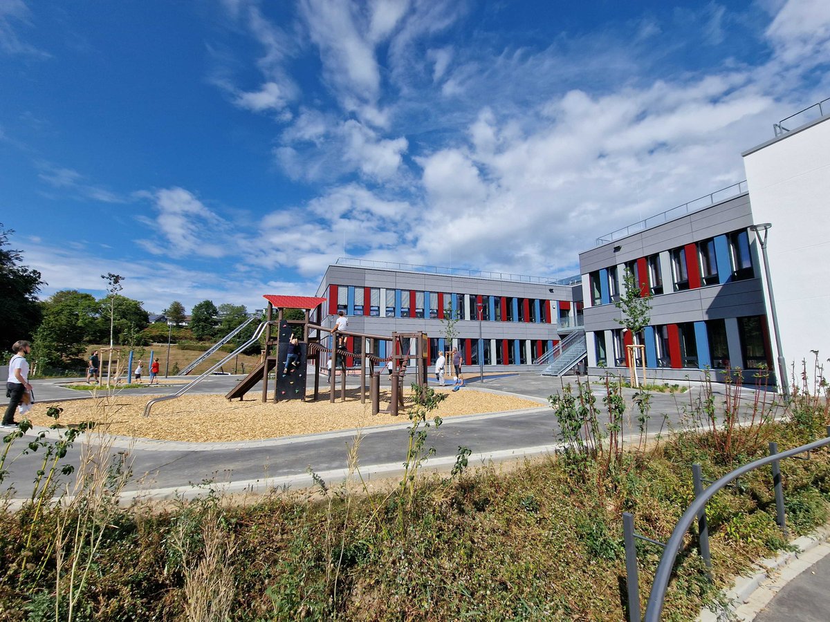 gruenehwagen's tweet photo. Am 4.9.22 wurde die neue #Löwengrundschule #Hückeswagen festlich eröffnet. Wir haben diesen neuen & modernen #Lernort & die 3 unterschiedlich gestalteten Schulhöfe bewundert. Im November wird unser #Geschenk, ein alter lokaler #Obstbaum, seinen endgültigen Platz erhalten. #GRÜNE https://t.co/dCiGwLDBKD