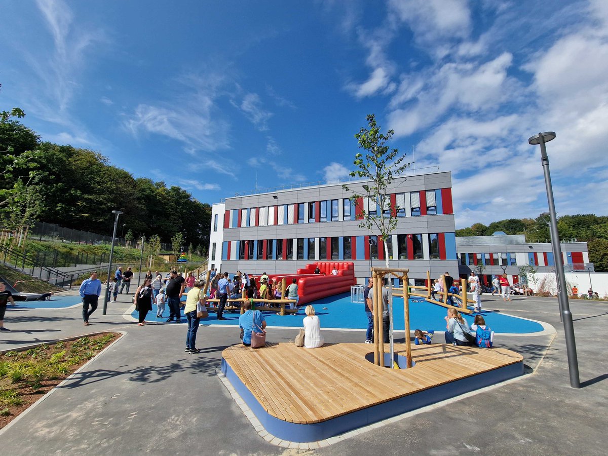 gruenehwagen's tweet photo. Am 4.9.22 wurde die neue #Löwengrundschule #Hückeswagen festlich eröffnet. Wir haben diesen neuen & modernen #Lernort & die 3 unterschiedlich gestalteten Schulhöfe bewundert. Im November wird unser #Geschenk, ein alter lokaler #Obstbaum, seinen endgültigen Platz erhalten. #GRÜNE https://t.co/dCiGwLDBKD
