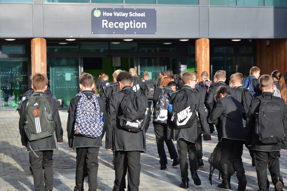 HoeValleySchool's tweet photo. A really big HVS welcome to our new Year 7 students who have started with us today! We hope you have a brilliant day getting to know your new classmates and our staff! #firstdayatschool2022 #newschool2022 #welcometoHVS https://t.co/mngZtWJlm2