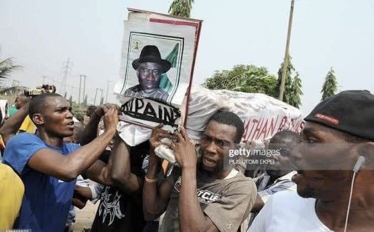 firstladyship's tweet photo. The APC did these things to Goodluck Jonathan. Now they want Nigerians to believe that OBIdients are toxic. Do not let them gaslight you. CHOKE THEM!! https://t.co/9lgeejIXbp