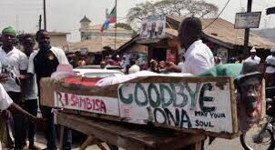 firstladyship's tweet photo. The APC did these things to Goodluck Jonathan. Now they want Nigerians to believe that OBIdients are toxic. Do not let them gaslight you. CHOKE THEM!! https://t.co/9lgeejIXbp