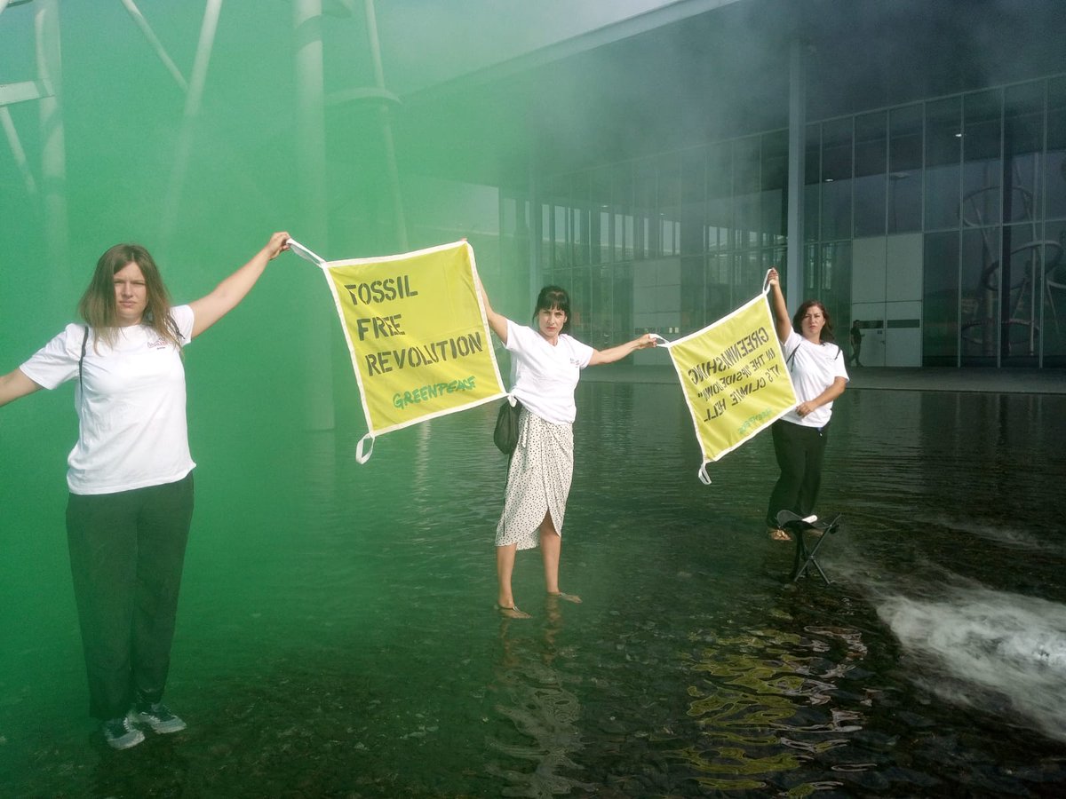 Greenpeace_ITA's tweet photo. 🔥 In diretta da Milano! Abbiamo interrotto l’inaugurazione della più importante fiera del gas per mostrare l’inferno climatico che si nasconde sotto il greenwashing. #Gastech #BanfossilAds #StrangerGreen https://t.co/TQwVJbtNji