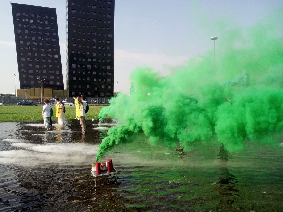 Greenpeace_ITA's tweet photo. 🔥 In diretta da Milano! Abbiamo interrotto l’inaugurazione della più importante fiera del gas per mostrare l’inferno climatico che si nasconde sotto il greenwashing. #Gastech #BanfossilAds #StrangerGreen https://t.co/TQwVJbtNji
