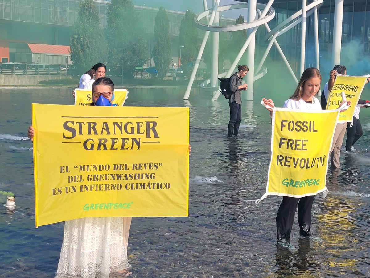 Greenpeace_ITA's tweet photo. 🔥 In diretta da Milano! Abbiamo interrotto l’inaugurazione della più importante fiera del gas per mostrare l’inferno climatico che si nasconde sotto il greenwashing. #Gastech #BanfossilAds #StrangerGreen https://t.co/TQwVJbtNji