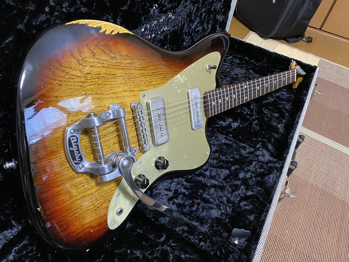 Ryohsuke0131's tweet photo. ピックガードをべっ甲(赤)からゴールドのアノダイズドに変えました!
#fanoguitars #altdefacto #JM6 https://t.co/TylOyTBdUz