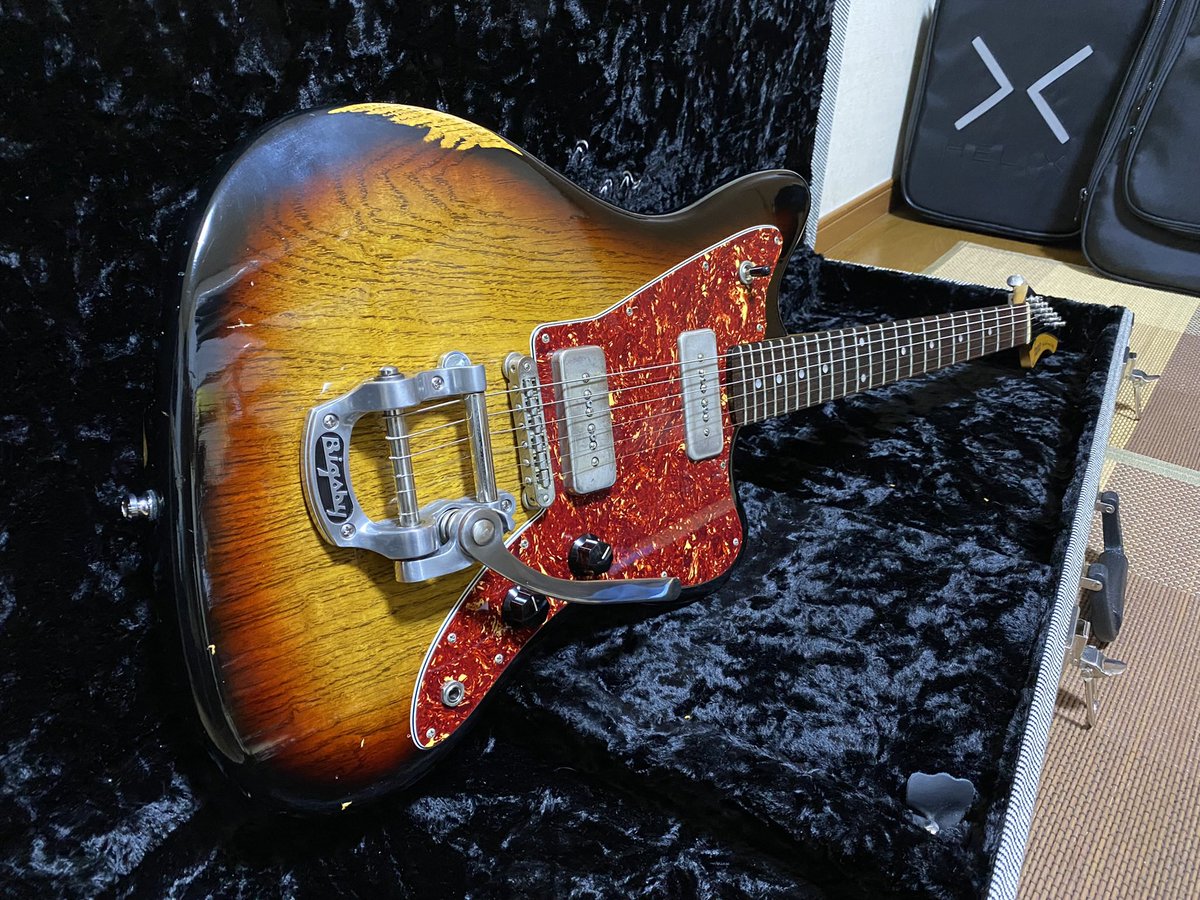 Ryohsuke0131's tweet photo. ピックガードをべっ甲(赤)からゴールドのアノダイズドに変えました!
#fanoguitars #altdefacto #JM6 https://t.co/TylOyTBdUz