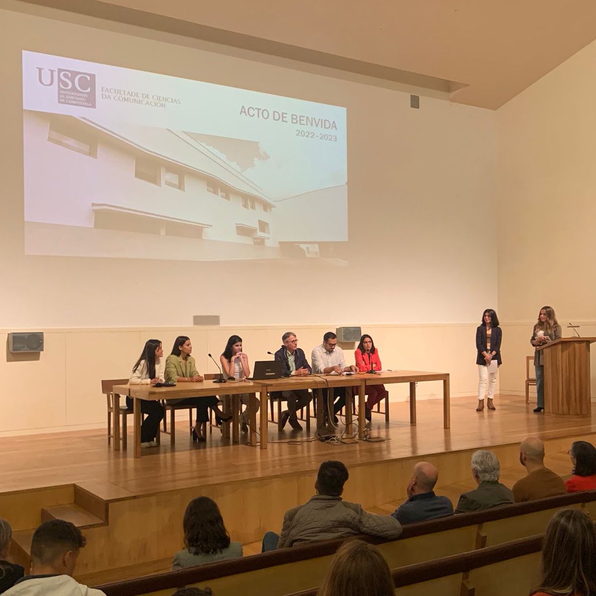 Facultade de Ciencias da Comunicación (@facom_usc) on Twitter photo A vicedecana de Comunidade <a href="/alba_SR/">Alba Silva</a>, o secretario da facultade e responsable de mobilidade <a href="/jorgevh/">Jorge Vázquez Herrero</a> e o responsable do programa SICUE Fernando Redondo acompañan ás exalumnas da #FacomUSC Belén Puime, <a href="/noeliarrey/">Noelia Rey</a> e <a href="/PaulaGranha/">Paula Graña</a> A vicedecana de Comunidade <a href="/alba_SR/">Alba Silva</a>, o secretario da facultade e responsable de mobilidade <a href="/jorgevh/">Jorge Vázquez Herrero</a> e o responsable do programa SICUE Fernando Redondo acompañan ás exalumnas da #FacomUSC Belén Puime, <a href="/noeliarrey/">Noelia Rey</a> e <a href="/PaulaGranha/">Paula Graña</a>