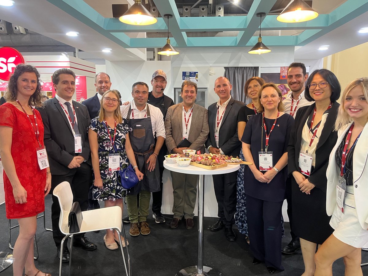 French Chamber Singapore (@frenchchambersg) on Twitter photo Thank you EU Amb. <a href="/IwonaPiorkoEU/">Iwona Piรณrko</a> for visiting our booth 6B401 at #FHA2022 with exclusive tastings of the EUโs charcuterie products
<a href="/EUinSingapore/">EU in Singapore</a> #EuropeanUnion
#EuropeanDelicatessenExperience #FrenchTraditions #terroir #France Thank you EU Amb. <a href="/IwonaPiorkoEU/">Iwona Piรณrko</a> for visiting our booth 6B401 at #FHA2022 with exclusive tastings of the EUโs charcuterie products
<a href="/EUinSingapore/">EU in Singapore</a> #EuropeanUnion
#EuropeanDelicatessenExperience #FrenchTraditions #terroir #France