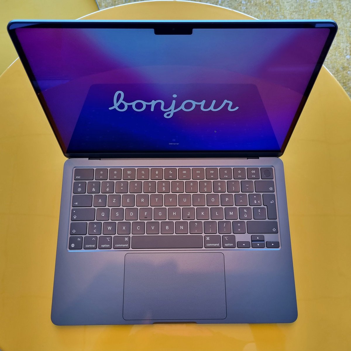 🌥 Les vacances sont finies, mais c'est pas grave, car l'un(e) d'entre vous aura cet Apple MacBook Air M2 😱 Pour l'avoir, FOLLOW NOUS + RT CE TWEET ! 🎁 1 Gagnant(e) le 16/09/2022, BONNE CHANCE ! Voir cette beauté en détail 👉 bit.ly/3Q5qcGw