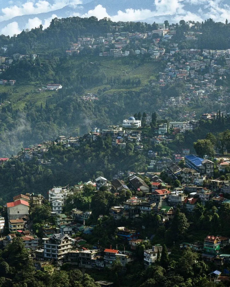sikkimdiaries's tweet photo. Sunder Darjeeling 💓💕
#sikkim #darjeeling #northeastindia #incredibleindia #sikkimdiaries #pellinghomestay #iampurandahal #sikkimadventure #northsikkim #gangtok #pelling #ravangla #namchi #lachen #kurseong https://t.co/QvvKEk6pJH