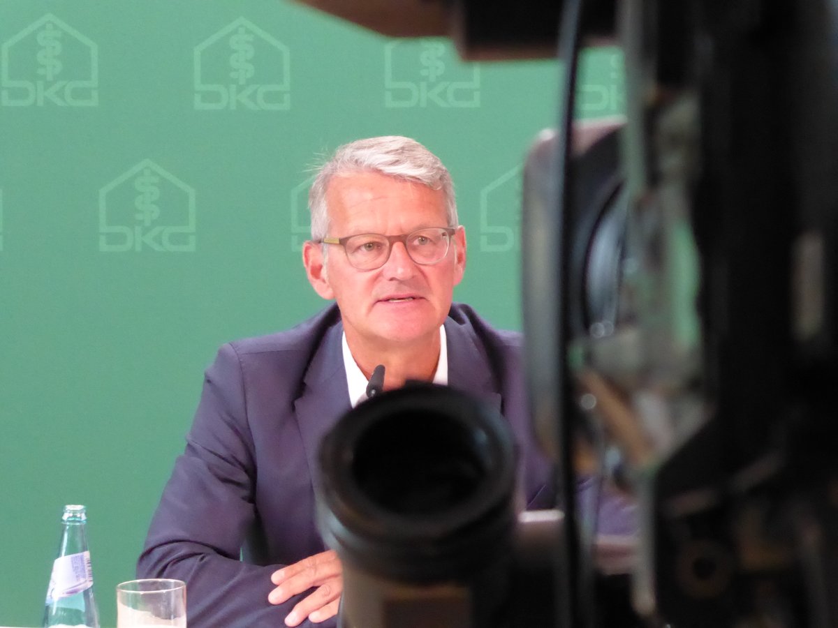 DKGev's tweet photo. Wir fordern @Karl_Lauterbach und @c_lindner auf, die Patientenversorgung zu sichern und den kalten Strukturwandel zu beenden. Es geht um Verantwortung der Politik." DKG-Vorstand Dr. Gerald Gaß. #rettungsfahrt Petition jetzt unterstützen: https://t.co/UiLxSzaV9s https://t.co/DTN4rPrcLR
