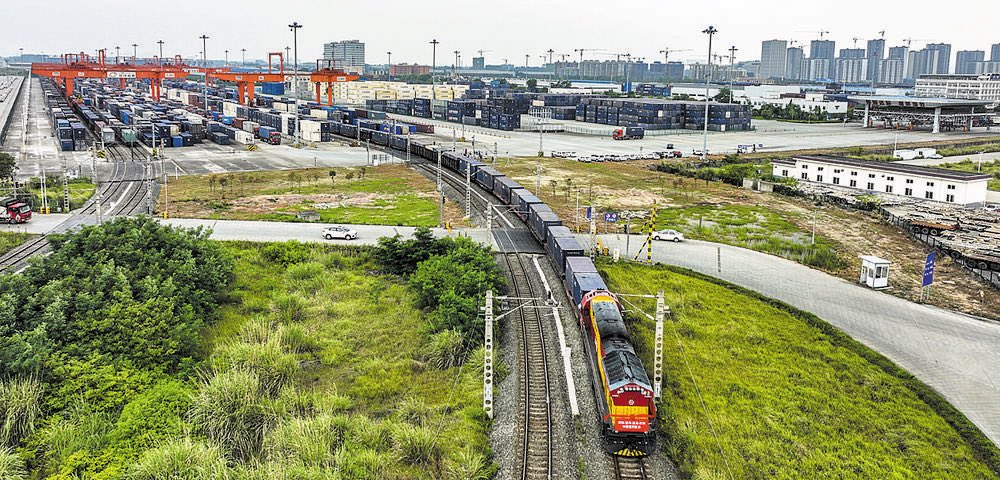 Chengdu_China's tweet photo. From Sept. 1 to 3, as the departure and arrival station of #China-#Europe #Railway Express in #Chengdu, Chengxiang Station handled a total of 31 trains. 
Under the "static management", the Chengdu section of this Railway operates normally to ensure the safety of #supply chain. https://t.co/bWUYcVlv84
