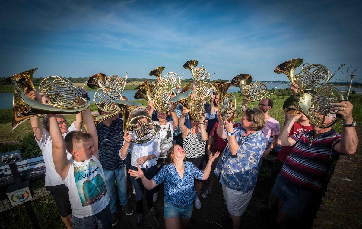 waterliniesNL's tweet photo. Op zondag 2 oktober 2022 komt er een reprise van de succesvolle opera Op Wacht in Fort Pannerden. Opera Op Wacht is een locatievoorstelling met 3 zangers en 33 hoornisten. #fortpannerden #opera #opwacht https://t.co/uQaD0c0n4i https://t.co/ZsEnck7A5f