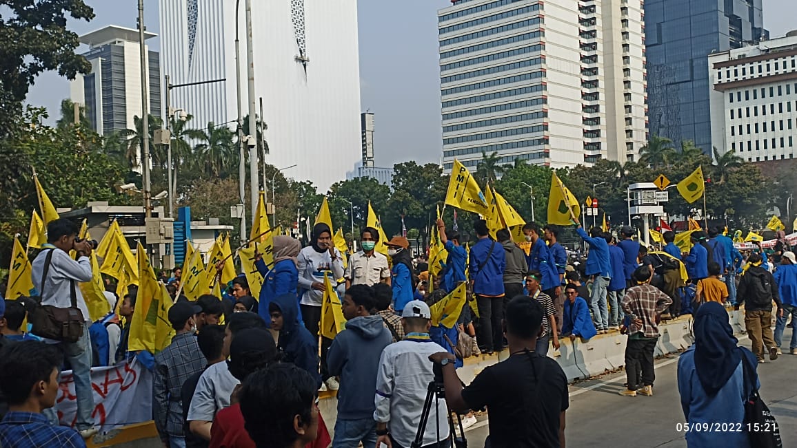 SonoraFM92's tweet photo. 15.25 #LiputanSONORA - Suasana unjuk rasa PMII di kawasan Patung Kuda Jakpus. 
*Menolak Kenaikan BBM
by @SaortuaMarbun https://t.co/uNCMgFwaTl