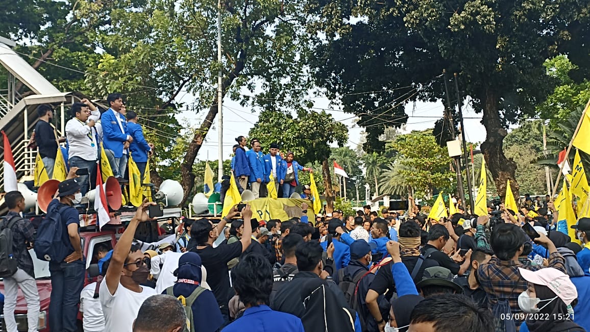 SonoraFM92's tweet photo. 15.25 #LiputanSONORA - Suasana unjuk rasa PMII di kawasan Patung Kuda Jakpus. 
*Menolak Kenaikan BBM
by @SaortuaMarbun https://t.co/uNCMgFwaTl