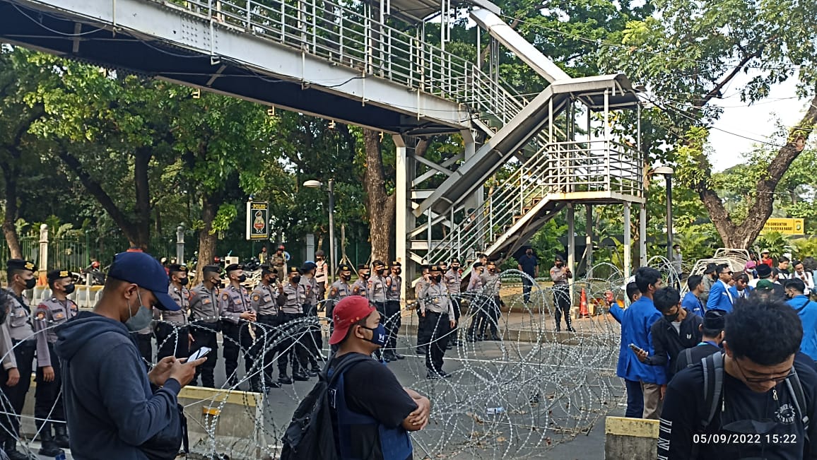 SonoraFM92's tweet photo. 15.25 #LiputanSONORA - Suasana unjuk rasa PMII di kawasan Patung Kuda Jakpus. 
*Menolak Kenaikan BBM
by @SaortuaMarbun https://t.co/uNCMgFwaTl