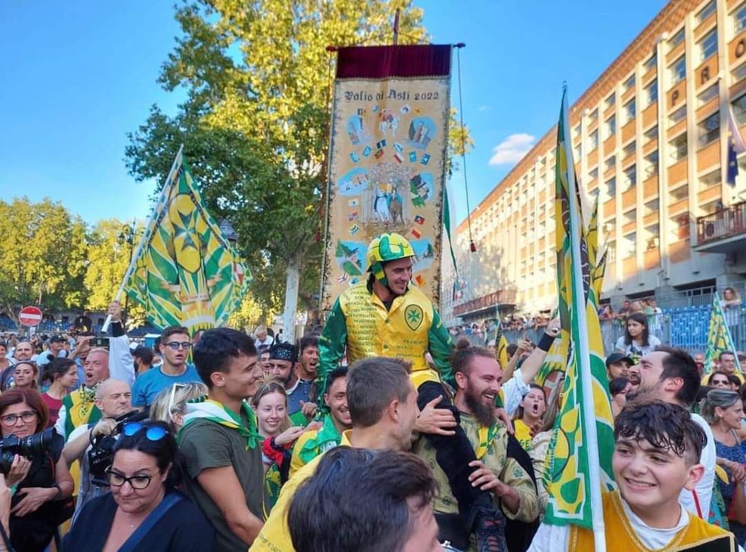 GabusiMarco's tweet photo. Bentornato Palio!

Dopo due anni infiniti, due anni di sofferenza, oggi finalmente il Palio è tornato a scaldare i cuori degli astigiani!

Complimenti a #Gingillo e a tutto il  #Borgo San Lazzaro per la vittoria  #Palio di #Asti 2022!

#paliodiasti https://t.co/39a3xCMvKh
