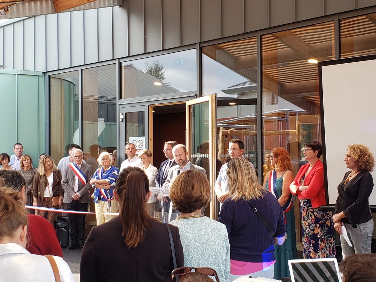 Les #Communesforestières présentes à l'inauguration du groupe scolaire de Pré Berguet à Nangy, bâtiment en bois local certifié <a href="/BoisDesAlpes/">BOIS DES ALPES™</a> : <a href="/loichervepublic/">Loïc Hervé, Sénateur de la Haute-Savoie 🇪🇺🇫🇷</a>  rappelle l'importance de la certification pour nos filières de montagne &amp; l'impact bénéfique pour les territoires #ART