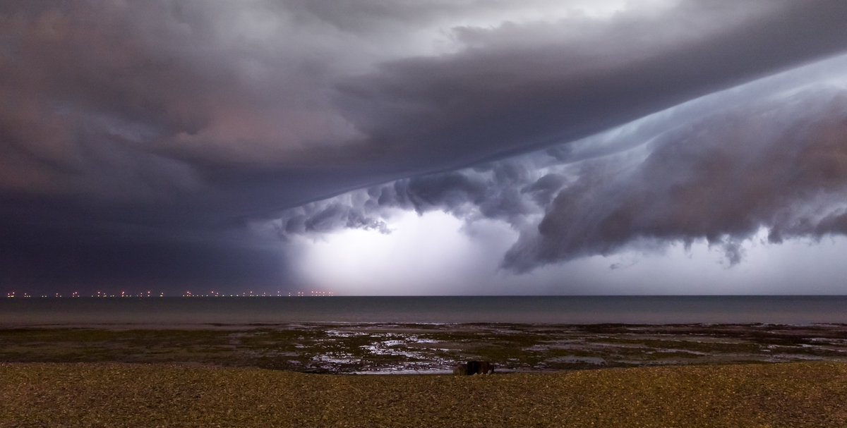 OllyPohlmann's tweet photo. Amazing storm and light show across the south coast last night!
#bbcweather #metoffice #lightning #storm #photography https://t.co/XDUe1MHo02