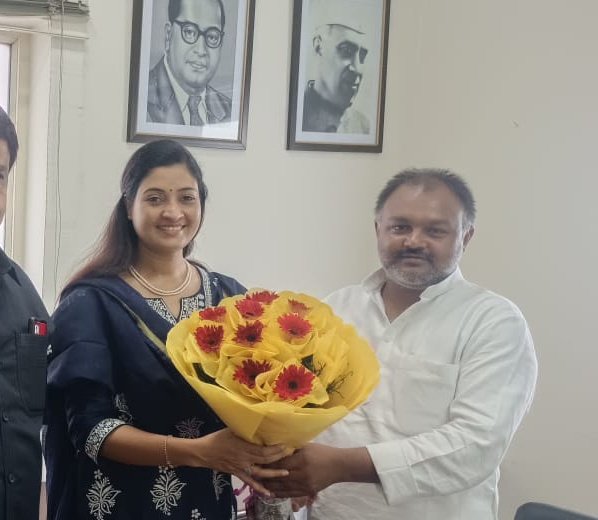 Manish_DubeyINC's tweet photo. कांग्रेस की एक निडर एवं जांबाज योद्धा, अपनी बुलंद आवाज से विरोधियों को ध्वस्त करने वाली बहन @LambaAlka जी से स्नेहिल मुलाकात हुई I एक छोटे से कार्यकर्ता को इतना सम्मान द��ने के लिए आभार दीदी I

#मनीष_दुबे_मीरजापुर https://t.co/EqPGuXljJQ