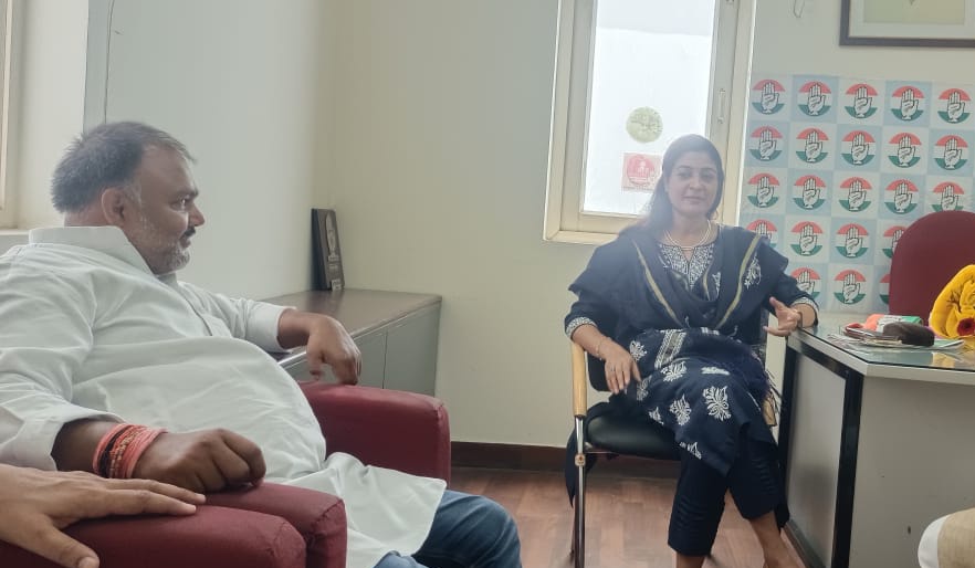 Manish_DubeyINC's tweet photo. कांग्रेस की एक निडर एवं जांबाज योद्धा, अपनी बुलंद आवाज से विरोधियों को ध्वस्त करने वाली बहन @LambaAlka जी से स्नेहिल मुलाकात हुई I एक छोटे से कार्यकर्ता को इतना सम्मान द��ने के लिए आभार दीदी I

#मनीष_दुबे_मीरजापुर https://t.co/EqPGuXljJQ