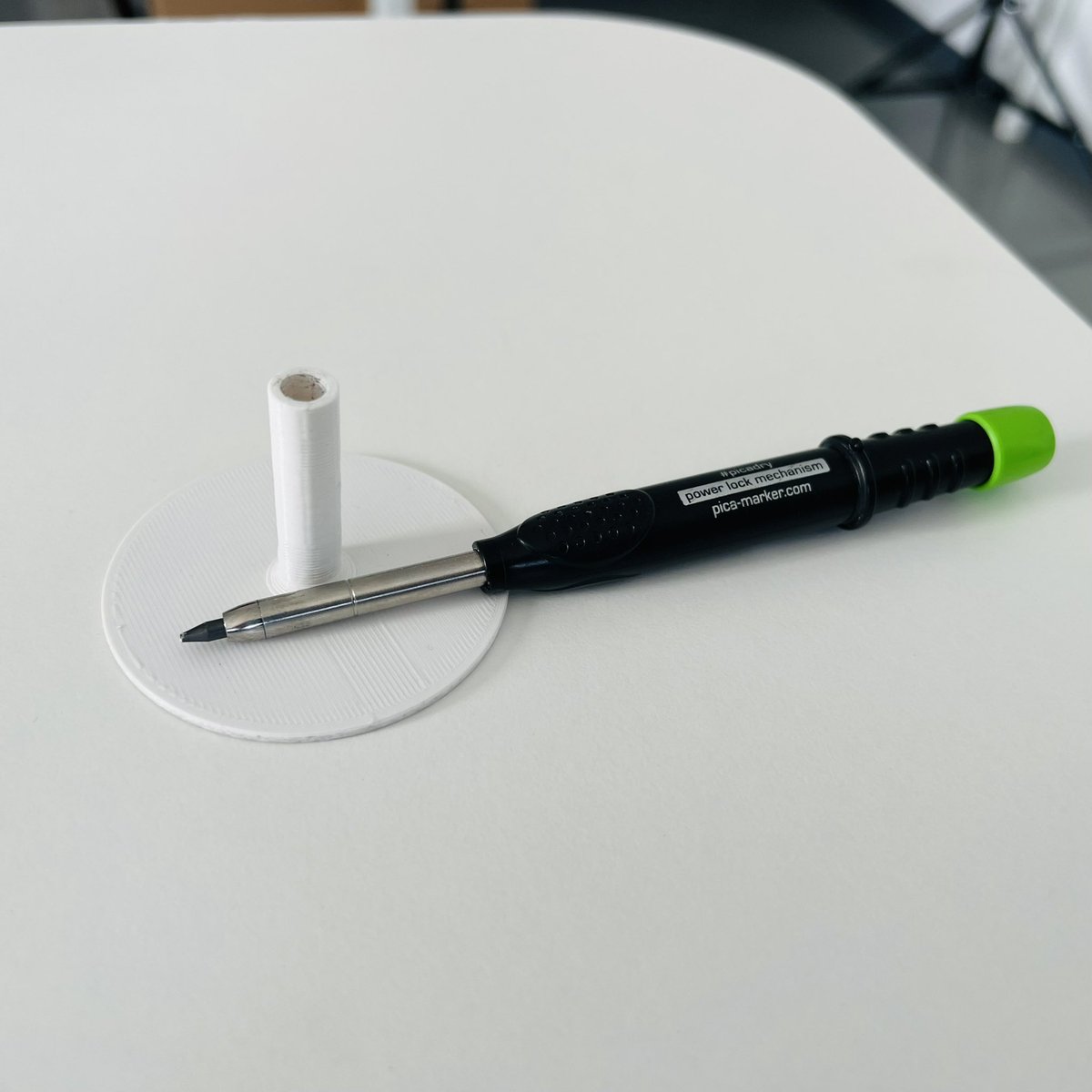 dasfilament_de's tweet image. Simple printed marker tool, to draw lines for painting. PLA White #practicalprinting #picadry