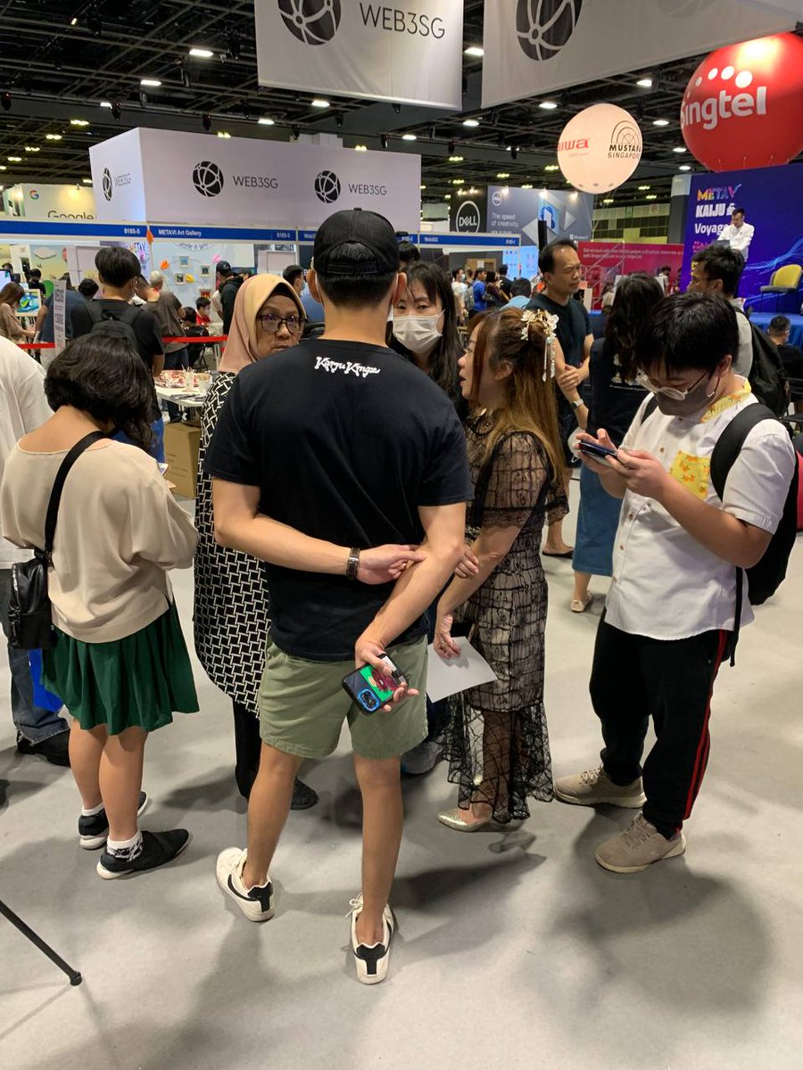 C_mingkuang's tweet photo. Therefore, it was great that the #comex2022 had given all of us this rare opportunity to meet each other IRL collectively, coming together to give and shill @kaijukingz to the member of public which otherwise would be challenging. 7/ https://t.co/nDdht4RfhY