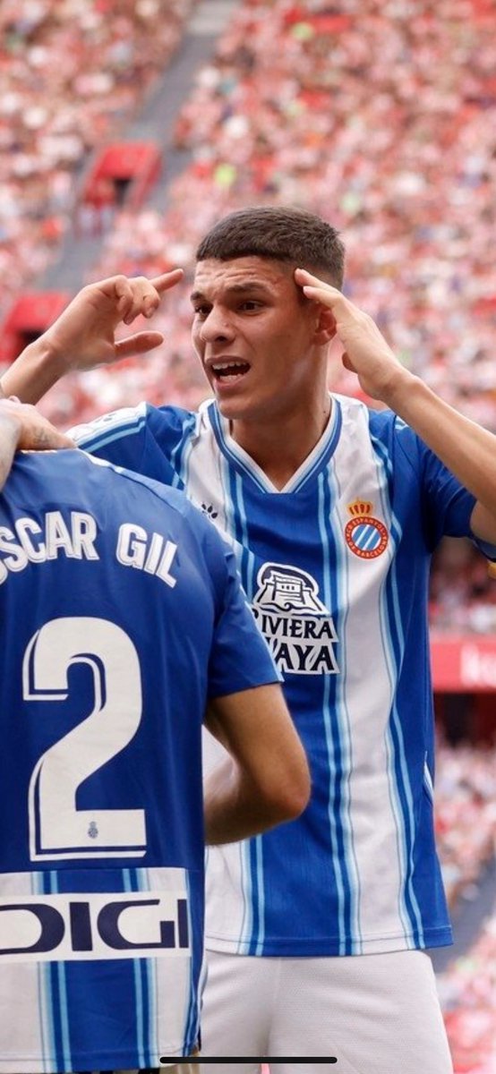 JorgitoPerikito's tweet photo. 17 añitos tiene y ahí está pidiendo cabeza fría a los veteranos. #somorgull #sompassió #somplanter #espírituJarque El nostre present i futur @RCDEspanyol https://t.co/6ba6AaB4eY