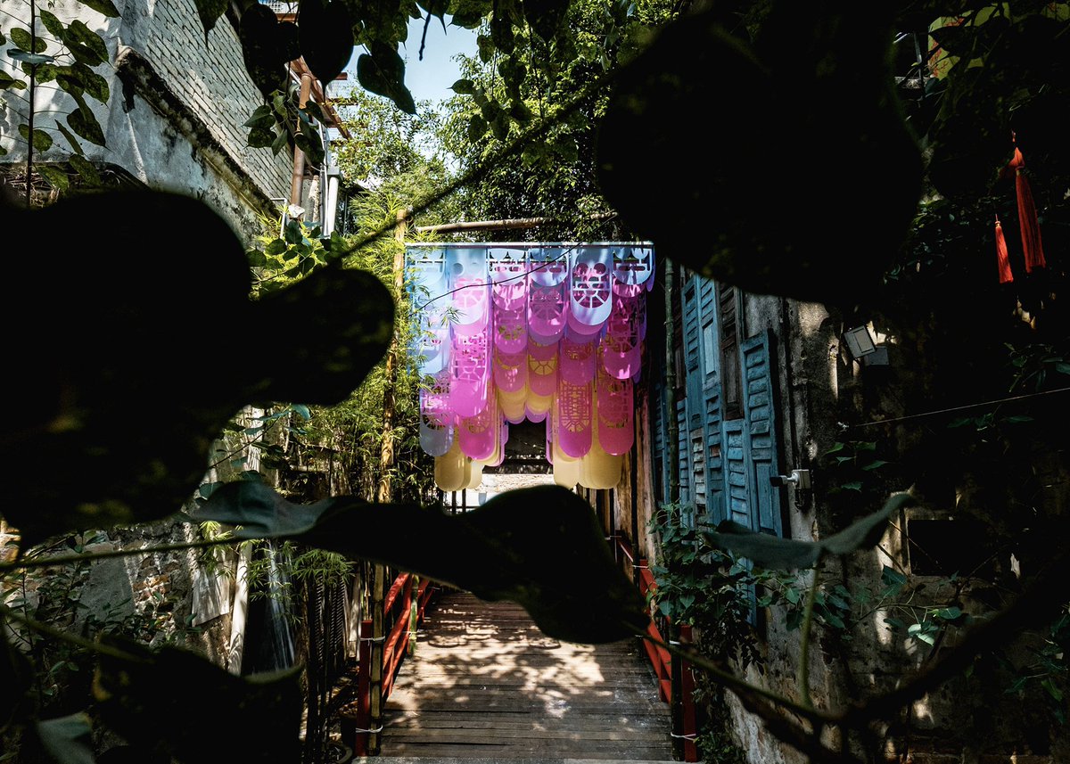Pohsin_'s tweet photo. Dawn to Dusk
The ghost-like appearance of the floating frames reflects the heritage of our past .Reminders of lessons learnt from the past while we continue to preserve our cultural heritage in a rapidly changing world.
#endlessframes #pohsin #pohsinstudio #artinstallation #art https://t.co/Ef7XpHoUll