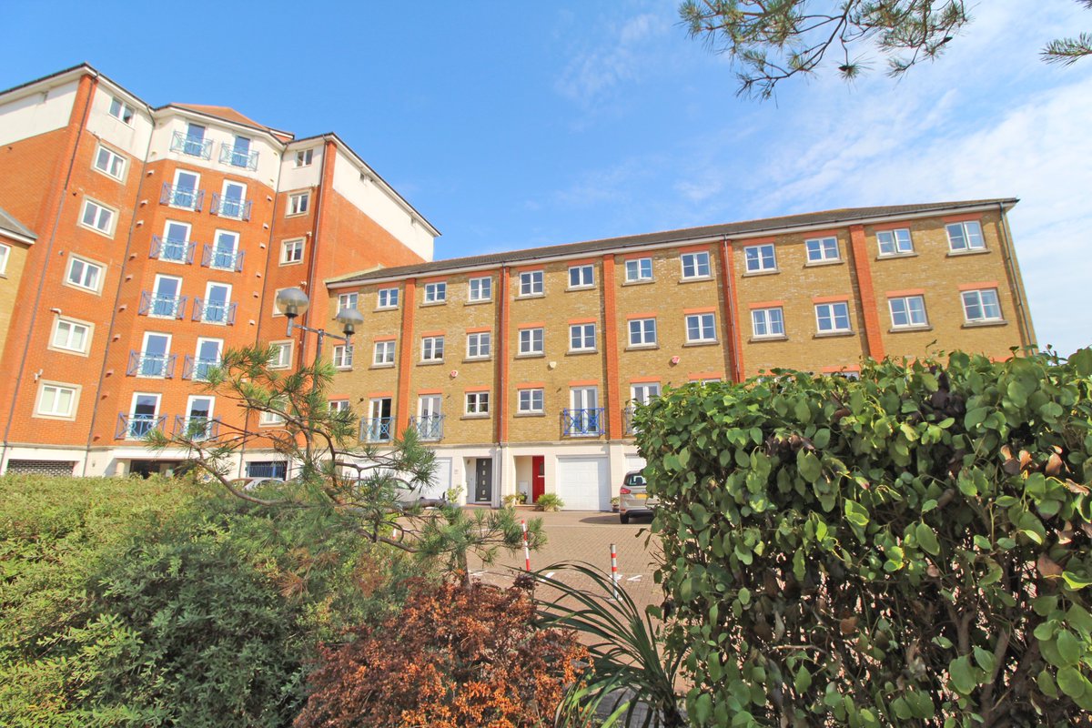 SurridgesEstate's tweet photo. NEW INSTRUCTION
Amazingly well appointed five bedroom townhouse overlooking all the boats coming into the outer basin at Sovereign Harbour.
£450,000 | Dominica Court, Eastbourne
See more: https://t.co/RQtSr5ZKnZ
#eastbourne #estateagent #property #estateagency https://t.co/JmVIbokcBS