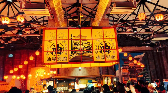 提灯のトンネルを抜けると、湯屋の別館でした東京会場限定でミュージアムショップが千と千尋の世界に足湯もある 