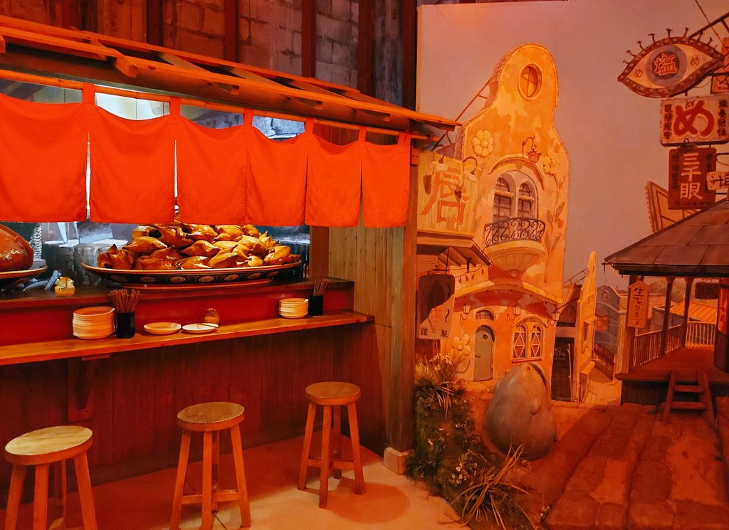 「提灯のトンネルを抜けると、湯屋の別館でした東京会場限定でミュージアムショップが千」|桜⛩歌のイラスト