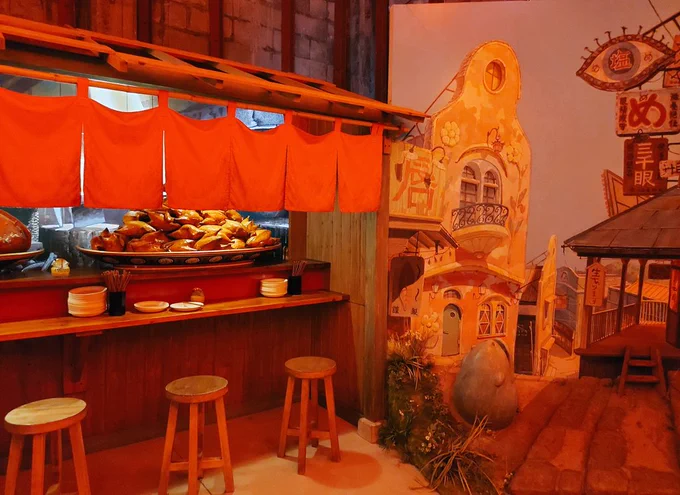 提灯のトンネルを抜けると、湯屋の別館でした東京会場限定でミュージアムショップが千と千尋の世界に足湯もある 