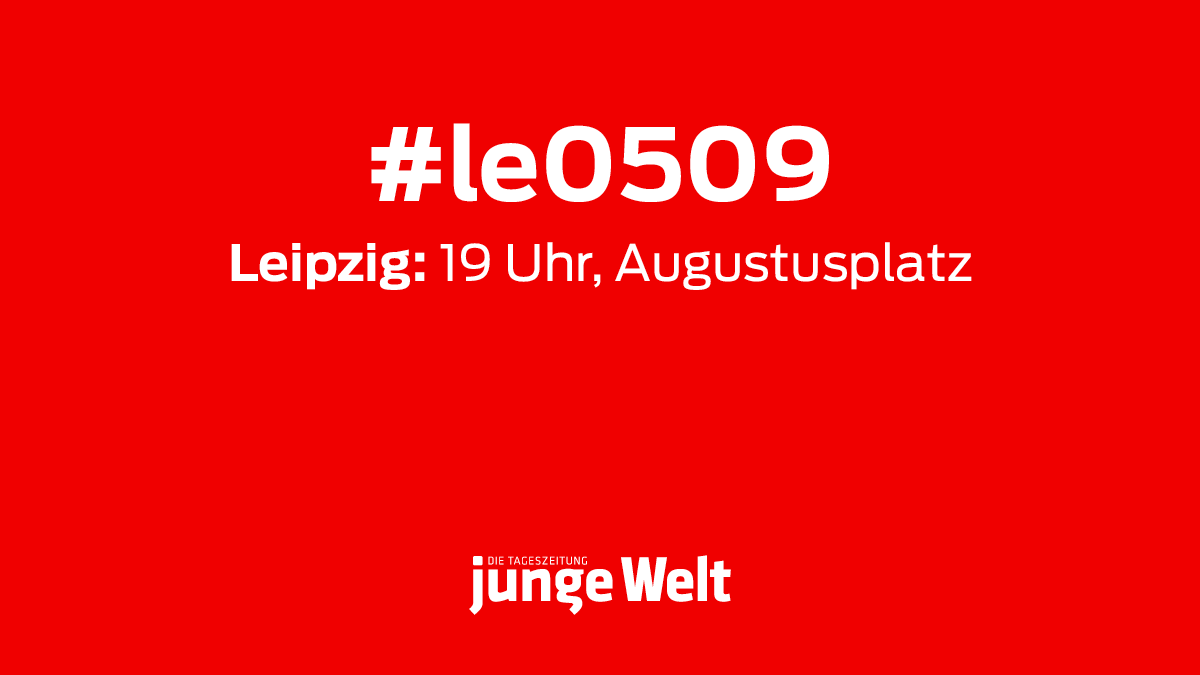 jungewelt's tweet photo. Die junge Welt berichtet heute Abend live von vor Ort über die #Montagsdemo in #Leipzig. 
👉 Folgt uns auf twitter.
#wutwinter #HeisserHerbst #le0905 https://t.co/sxejonBlnx