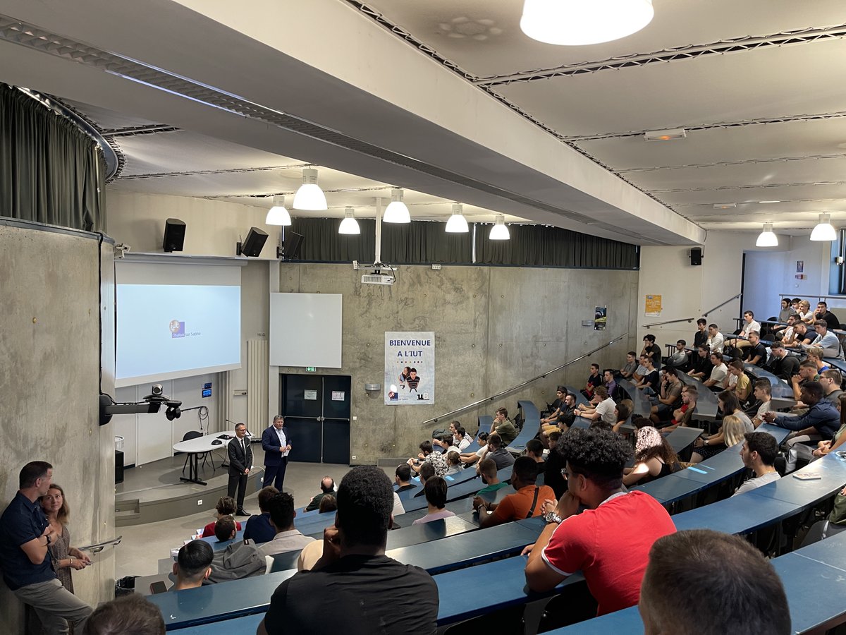 Iutchalon's tweet photo. [Rentrée 2022]
Nous y sommes ! ⌚️
L'IUT de Chalon-Sur-Saône est heureux de vous accueillir pour cette nouvelle année universitaire!🎓
Bonne rentrée à nos élèves de BUT !
@univbourgogne
#BUT #CarriereJuridiques #GenieIndustriel #ManagementLogistiqueTransport #ScienceGénieMateriaux https://t.co/kEGXGJJ6XK