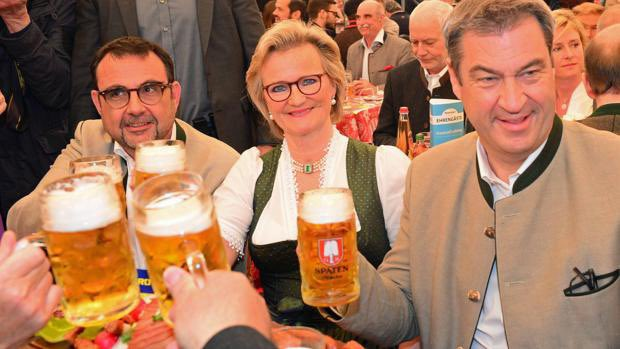 Weedmob_'s tweet photo. @HanfdampfGassen @Markus_Soeder Für Bayerns Ministerpräsident wird sogar die "#ColaLight" goldgelb eingefärbt?
Sachen gibt's, die gibt's gar nicht! 🤡
#Doppelmoral #Soeder https://t.co/e8jXvtVUvr