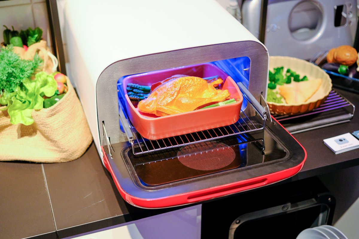 IFA_Berlin's tweet image. Remember Bob the mini dishwasher from #IFA2020? Well Bob is back at #IFA2022 and brought along his brother Joe - a multifunction oven - this time!
Check it out at #IFANext in 📍Hall 20!