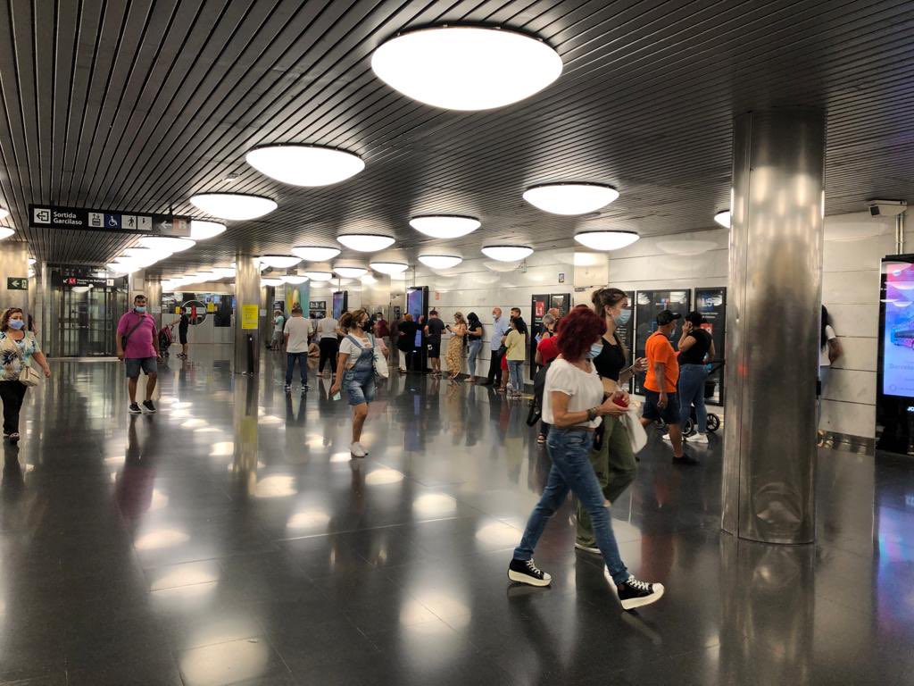 SoliMetrobcn's tweet photo. Continuen les llargues cues als #puntsTMB per culpa de la falta de previsió de la direcció de @TMB_Barcelona . Avui a més, el centre de La Sagrera tanca a la tarda.
🔴 Falta personal
⚫️ Sobren ineptes https://t.co/j87F4ywPvN