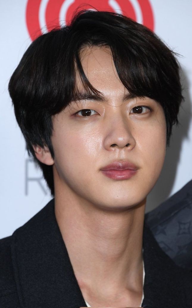 dailyskjnselca's tweet photo. He's unreal #BTSJIN https://t.co/LlocnApkTH