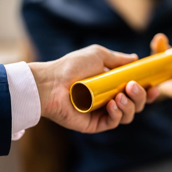 #Nachfolge ist ein sensibles Thema, mit dem sich Unternehmer:innen ungern beschäftigen. Das rächt sich, wenn entscheidende Weichen nicht mehr gestellt werden. Daher starten unsere Spezialist:innen schon früh einen Zukunftsdialog zur #Unternehmensnachfolge: bit.ly/3cNB1iU