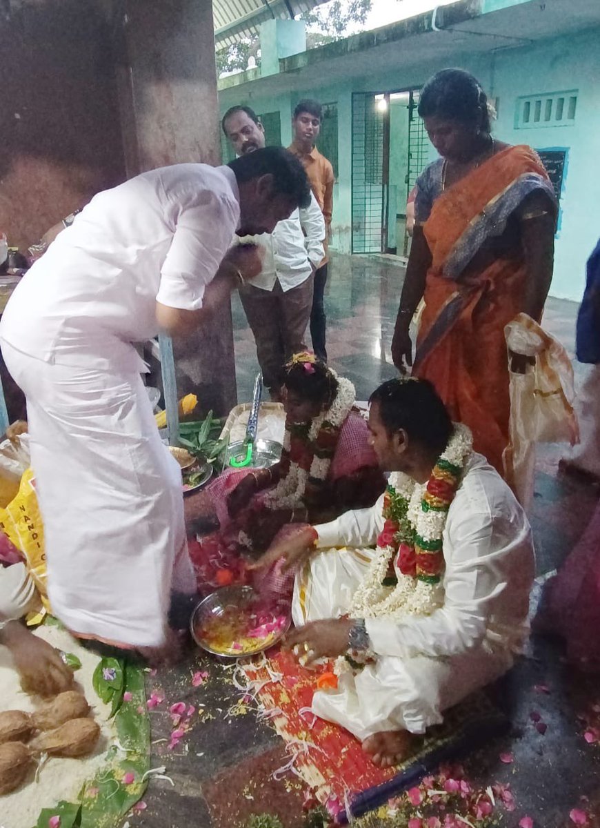 VVSenthilnathan's tweet photo. பழைய ஜெயங்கொண்டம் பேரூராட்சி பாஜக கவுன்சிலர் திரு.கோபிநாத் அவர்களின் திருமண நிகழ்வில் கலந்து கொண்டு மாங்கல்யம் எடுத்து கொடுத்து மணமக்களை ஆசீர்வதித்தேன்.மேலும் மா.பொதுச்செயலாளர் கோபிநாத்,ஆறுமுகம்,நவீன்குமார் மா.செயலாளர் சக்திவேல் முருகன் ஆகியோர் கலந்து கொண்டு மணமக்களை வாழ்த்தினர் https://t.co/UfmJvLUYIJ