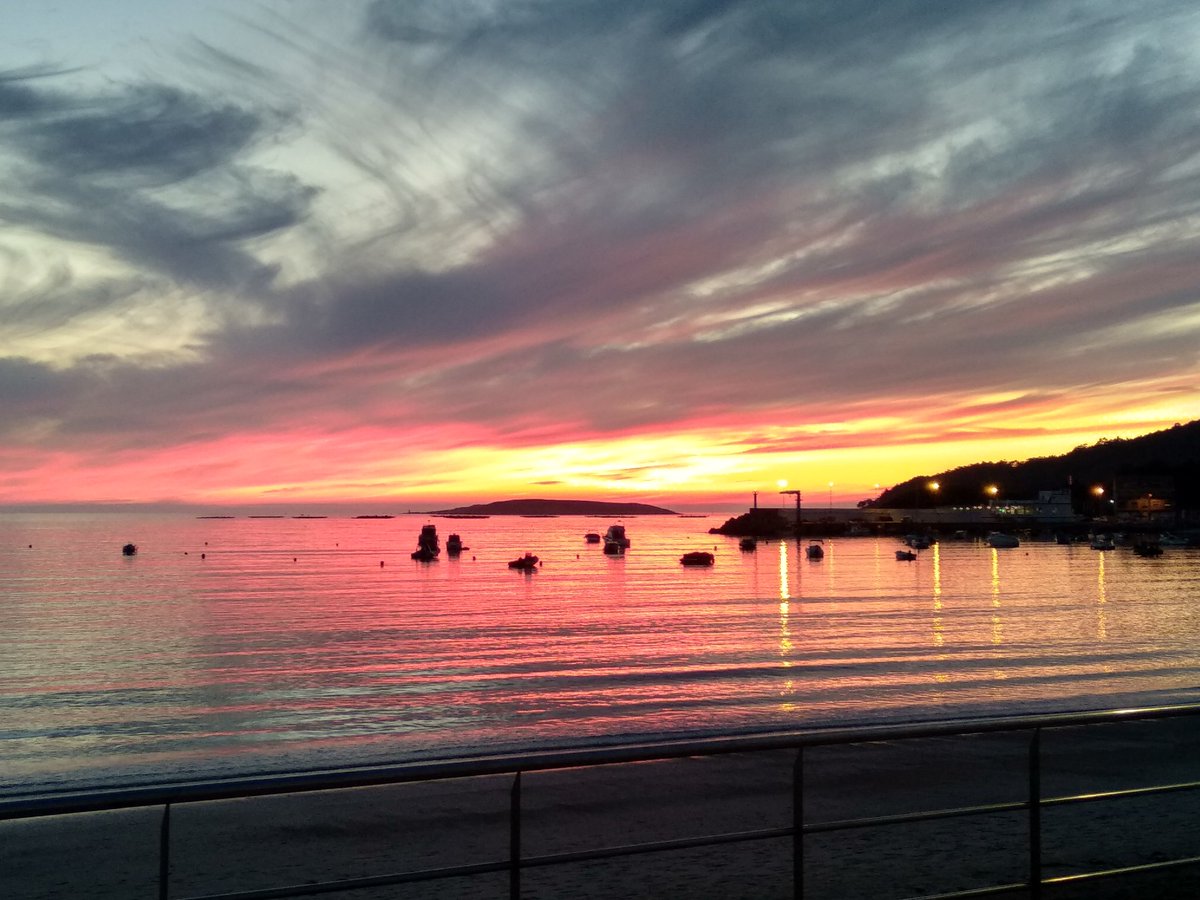 BioJuancho's tweet photo. Es imposible no enamorarse de #Galicia, con atardeceres como este en #Panxon, de la amabilidad de sus gentes, y de la mejor relación calidad/precio de su gastronomía y eso que en mi región tampoco lo hacemos mal jejeje https://t.co/NIp0peBpIs