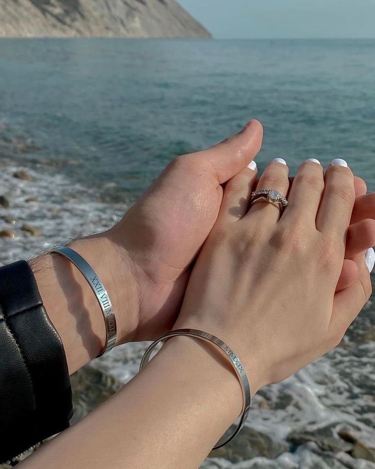 ml_e11's tweet image. فلتقع بالحب مع شخص يرى أن حزنك مصيبة وفرحك مسئولية واحتوائك واجب أو عِش وحيداً .