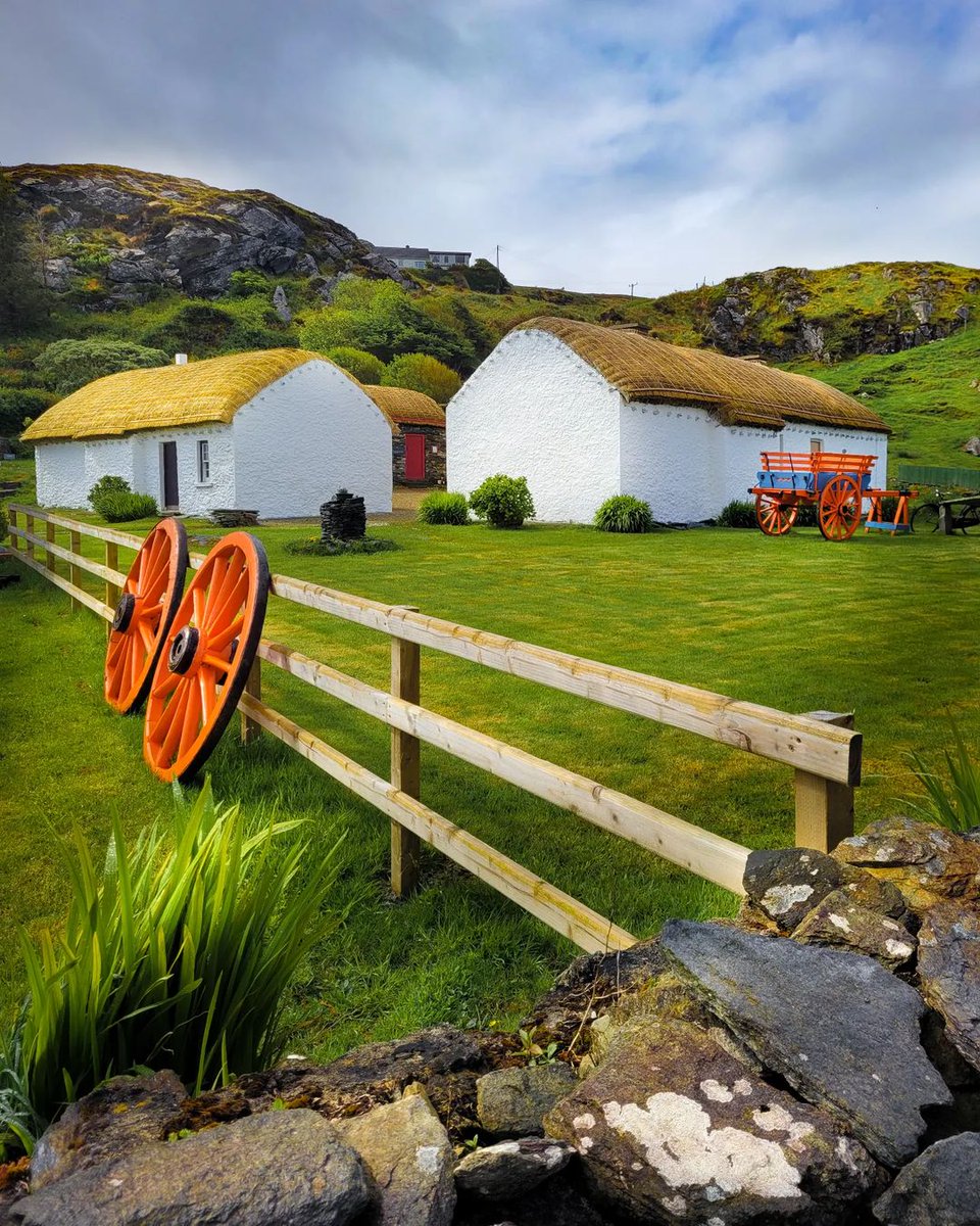 Rural Ireland at its most authentic... Tour the three cottages and see what life was like in the 1700s, 1800s and 1900s with artefacts, photographs and utensils donated by the locals and Father James McDyer!

📍Glencolmcille Folk Village, Donegal

📸 instagram.com/scenic_pics_ir…
