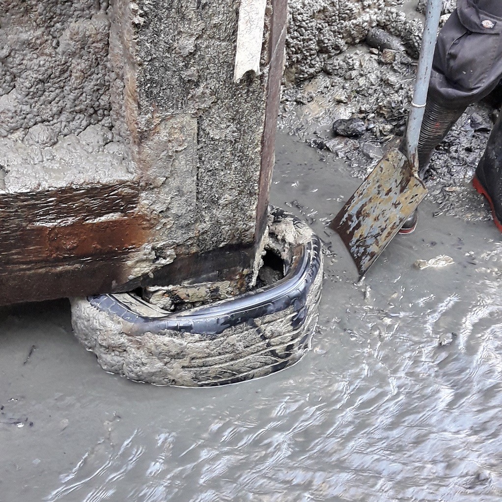 CRTBoating's tweet photo. Here's another reason why you shouldn't use tyres for fenders. They also cause big problems if they get stuck in a lock and foul a gate or sluice. They are very difficult to remove. Our team really struggled with this one. https://t.co/Nzf3oeyAls