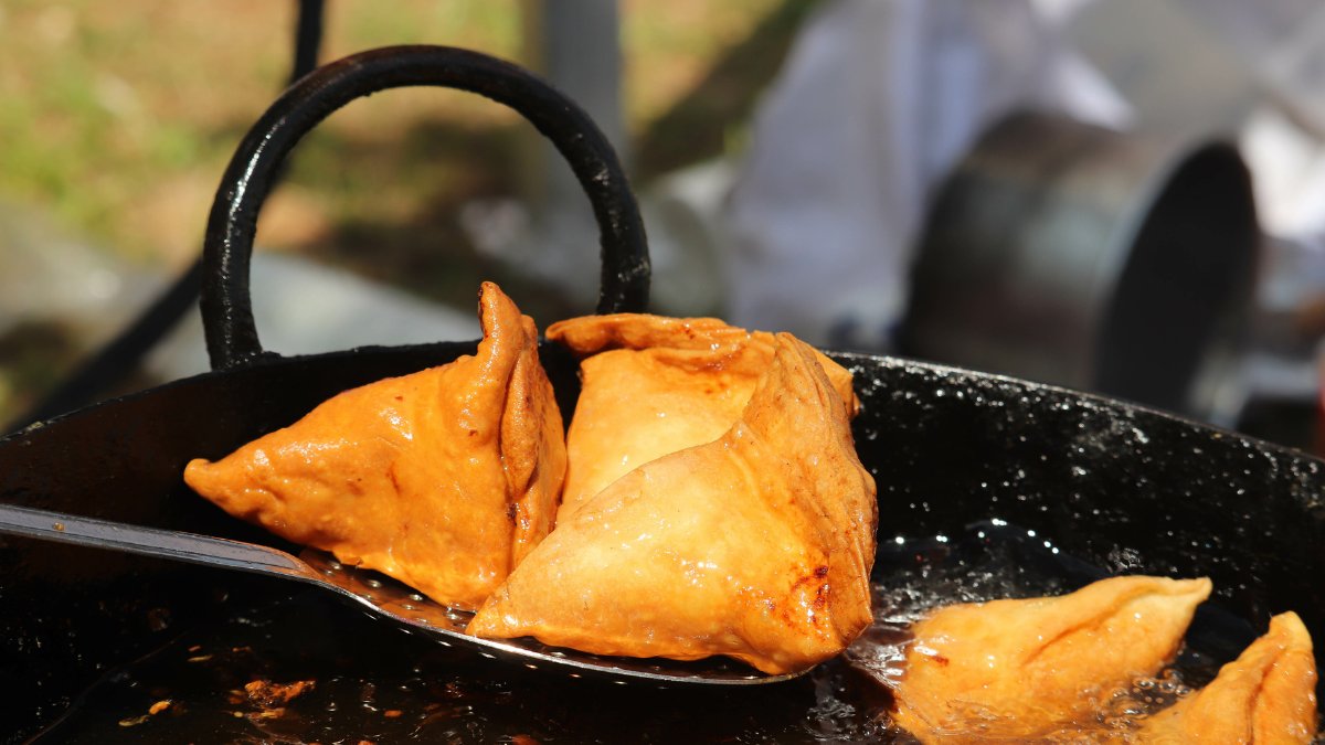 HughJordan1947's tweet image. Today is World Samosa Day! 

Make sure you have everything you need to create the perfect samosa on our website now: hughjordan.com

#worldsamosaday #fryingpans #cookingequipment