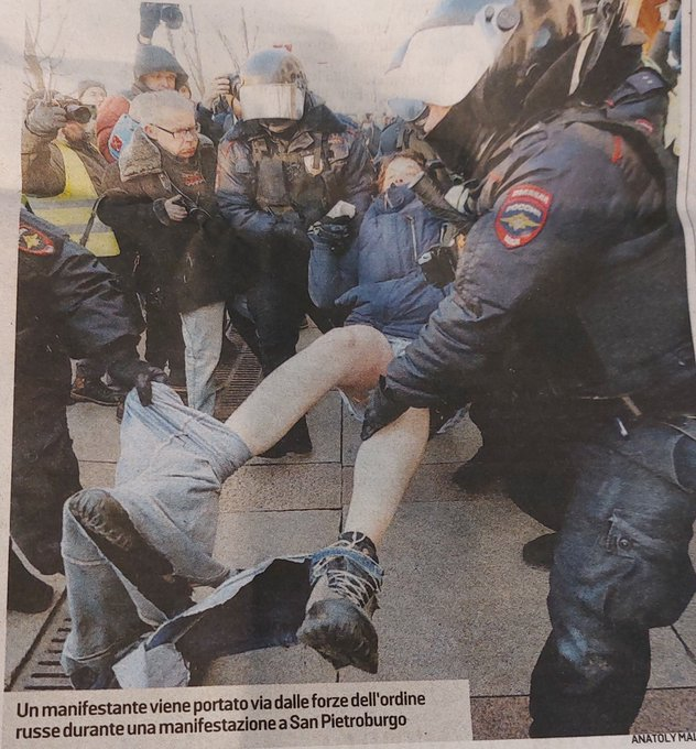 PaoloBorg's tweet photo. Questo ragazzo in mezzo vorrebbe capire come mai @matteosalvinimi vuole togliere le sanzioni alla Russia ma al momento non può perchè l'hanno arrestato dopo che chiedeva di fermare la guerra https://t.co/6oI1D6ceE9