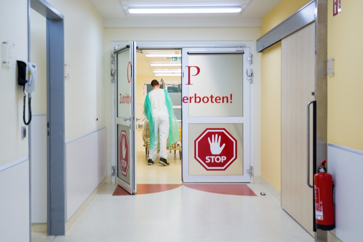 LMU_Muenchen's tweet photo. Neue Wirkstoffe, automatisierte Chirurgie oder personalisierte Krebstherapie – die Medizinforschung bringt ständig Innovationen hervor. Medizinethiker Georg Marckmann interessiert die Frage, woran sich medizinischer Fortschritt festmachen lässt. @marckmann
https://t.co/dLIFHYNa7K https://t.co/ASjHwd2u9D